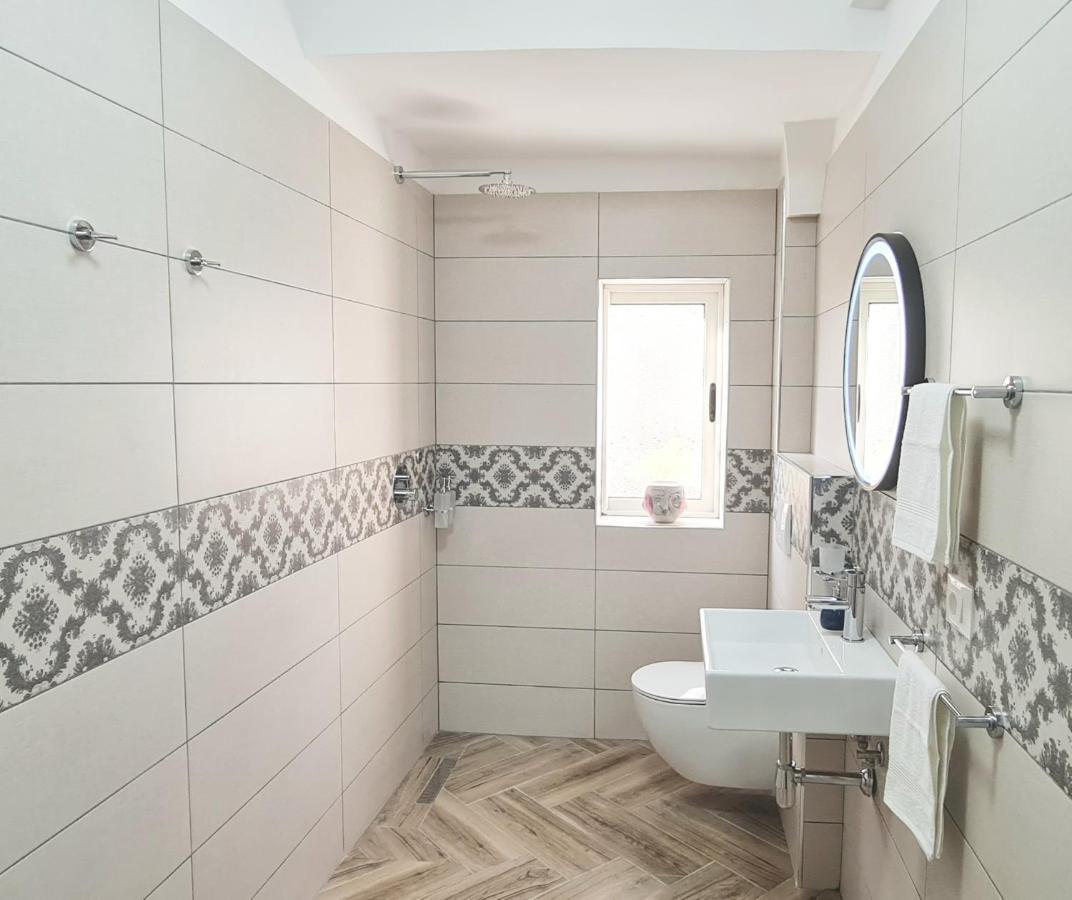 Apartamento 2V1 - Blloku Zy Tirana Exterior foto